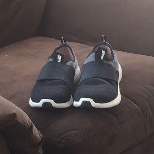 I SELLING AVIA SHOES